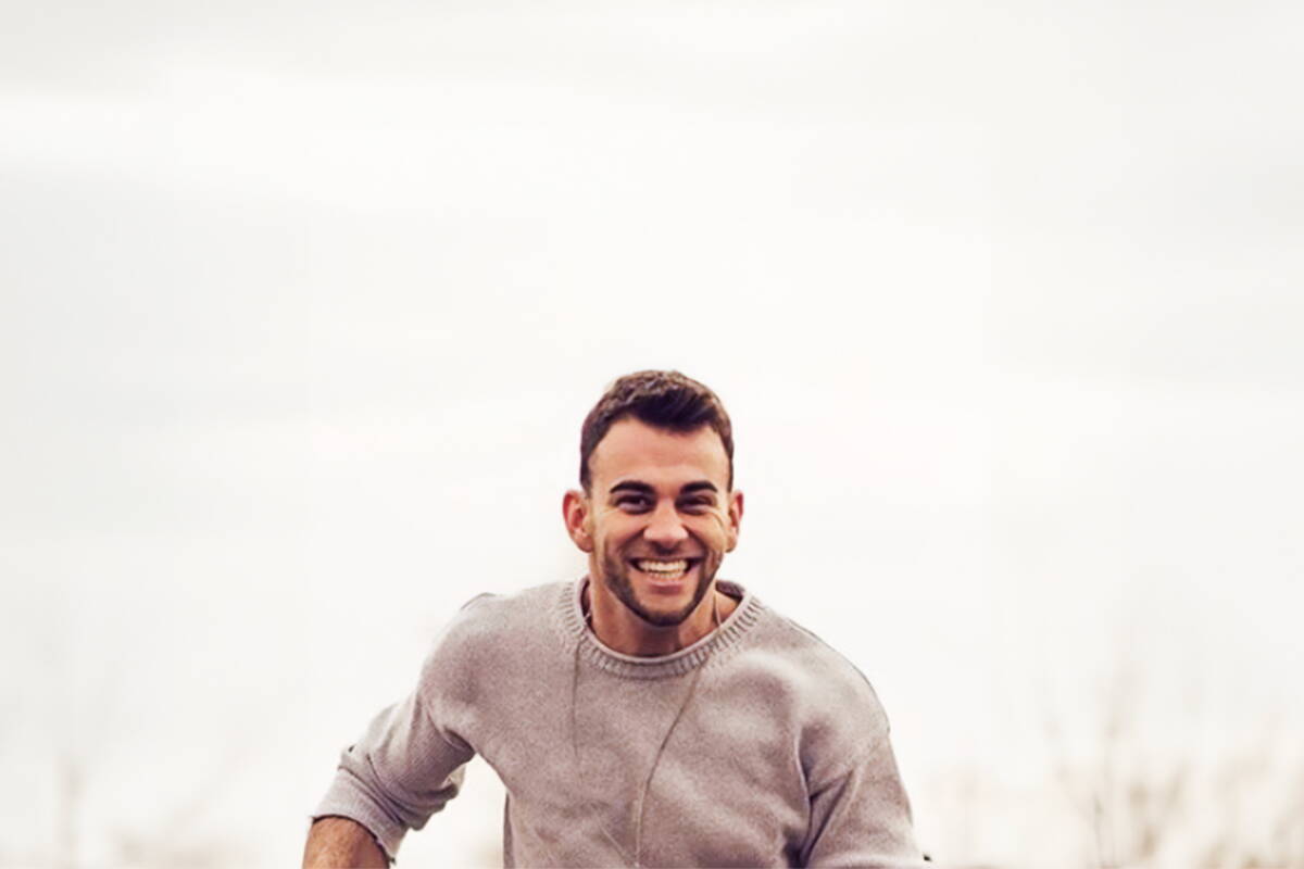 Porträt von Serkan Yavuz, der lächelt und seine positive Erfahrung mit der Arkona Sky Bar teilt.