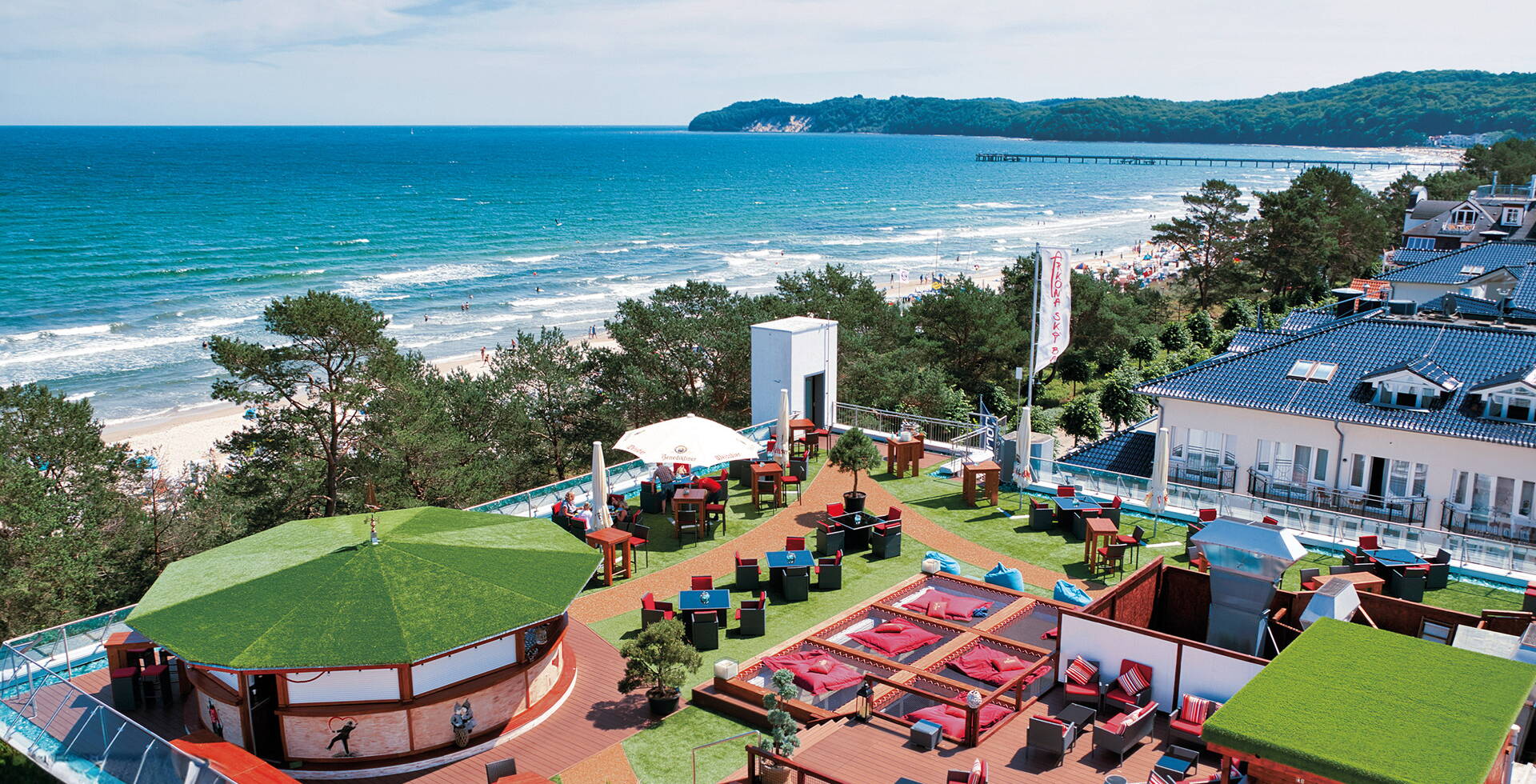 Entspannen Sie in der Arkona Sky Bar des Arkona Strandhotels mit Weitblick über Küste, Strand und Ostsee, ein Ort zum Durchatmen.