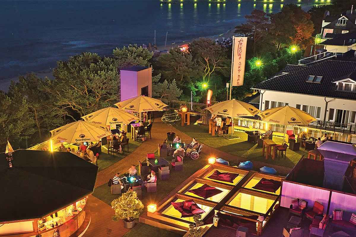 Arkona Sky Bar im Arkona Strandhotel auf Rügen aus der Vogelperspektive bei Nacht während eines Events mit Live-Musik.