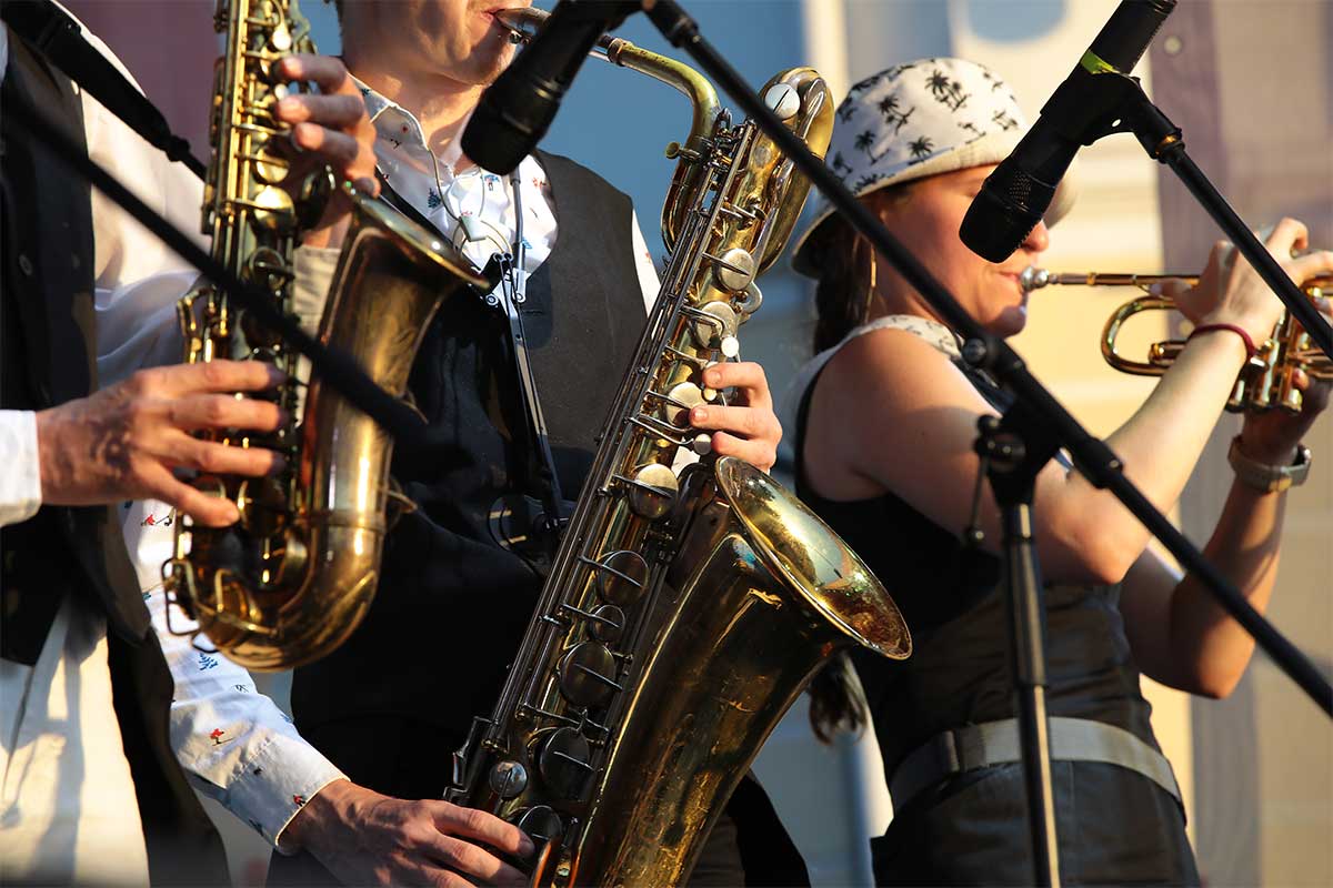 Musiker mit Saxophon und Trompete auf der Bühne bei einem Jazzkonzert im Arkona Strandhotel auf Rügen.