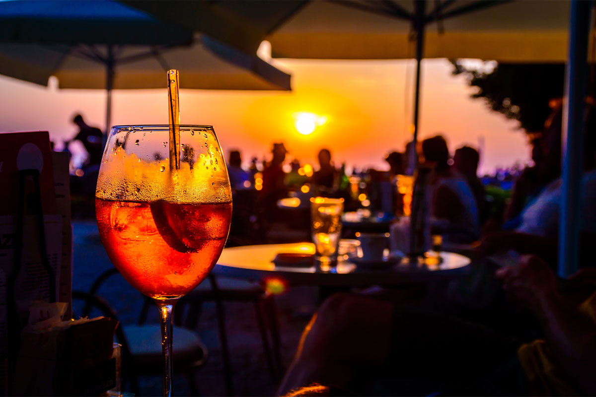 Sonnenuntergang über der Ostsee bei einem Cocktail-Event in der Arkona Sky Bar in entspannter Atmosphäre mit Publikum.