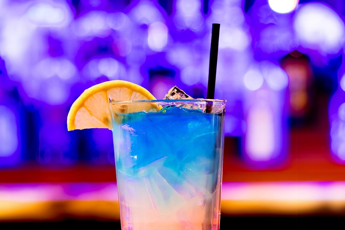 Kalter Cocktail in blauen und rosafarbenen Farbtönen, serviert in der Arkona Sky Bar auf Rügen.
