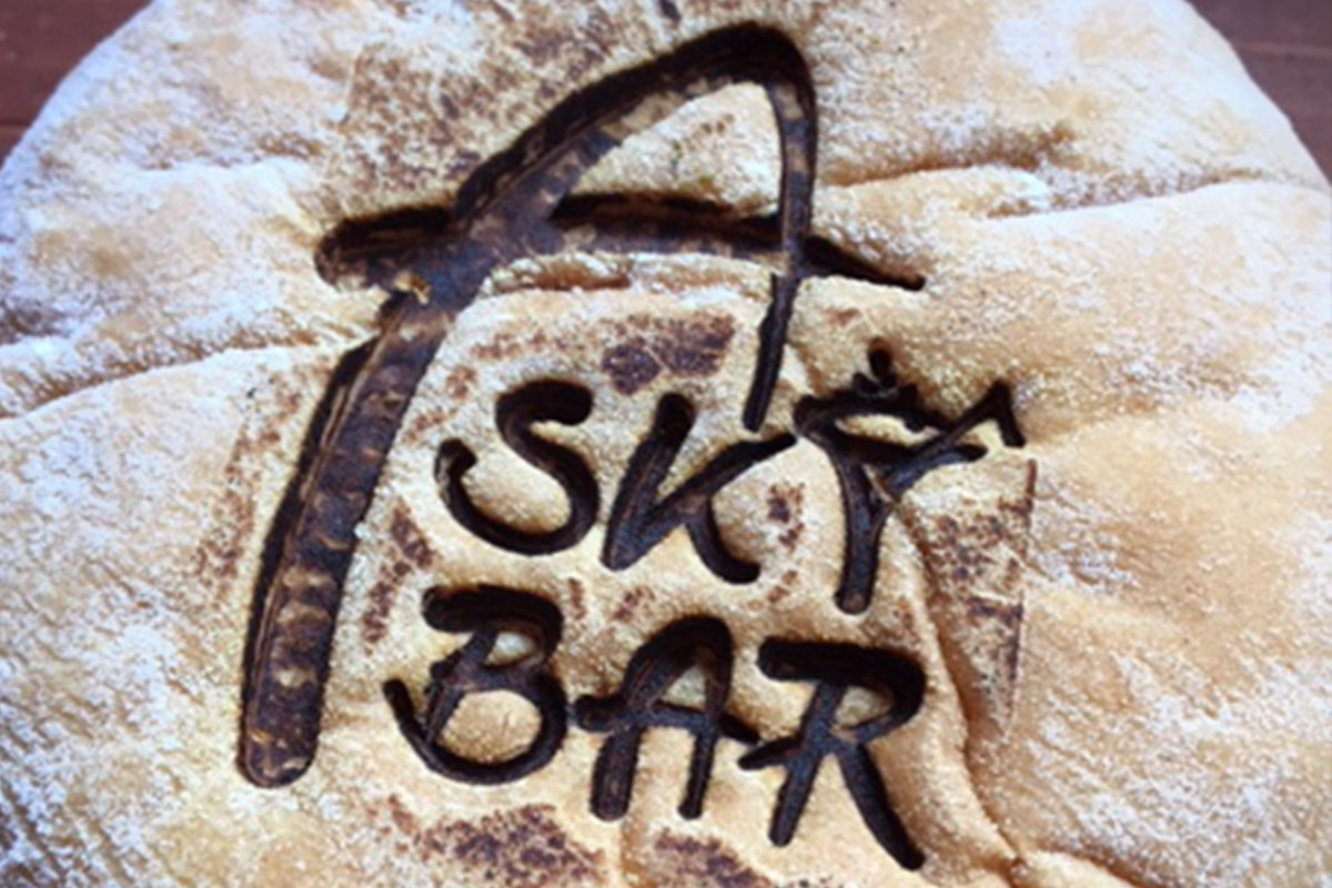 Ofenfrisches Brot mit Logo der Arkona Sky Bar als Symbol für regionale Kulinarik und Sommerurlaub an der Ostsee.
